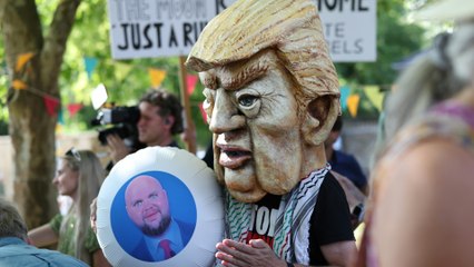 Proteste gegen Urlaub von JD Vance in England