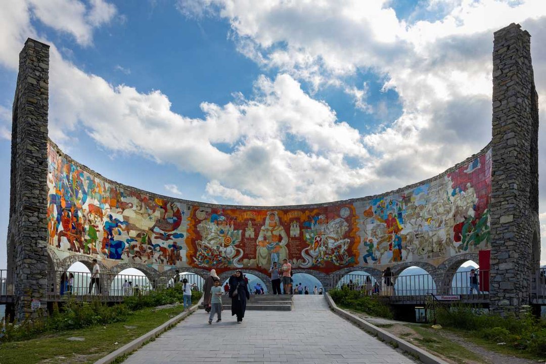 İki ülkenin dostluk simgesi Kafkas Dağları manzarasıyla büyülüyor