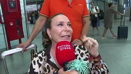 Benita reaparece en silla de ruedas y emocionada: "Tengo que ser fuerte"