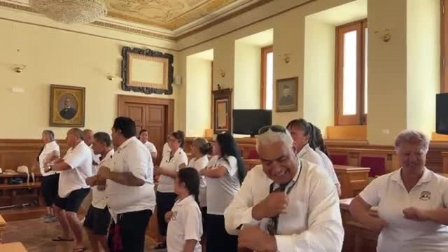 Danza Maori nel palazzo del Comune: a Bisceglie l'esibizione di 25 neozelandesi