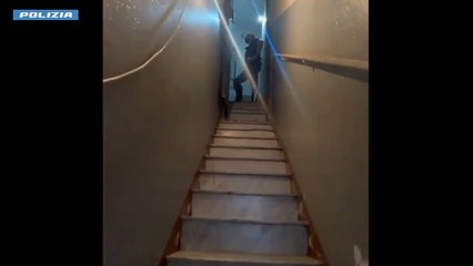 Catania, spacciavano in casa protetti dalle telecamere: due arresti