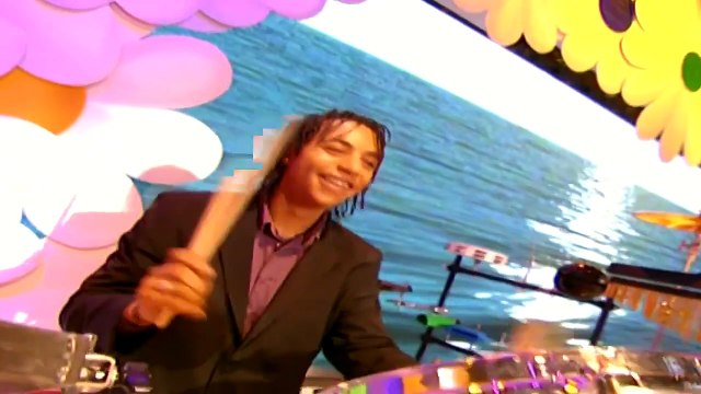 Karen Mulder et Patrick Timsit — “Sea sex and sun” — Karen Mulder et Patrick Timsit (S. Gainsbourg) | Chantons ensemble contre le Sida — © 2004 TF1 VIDEO