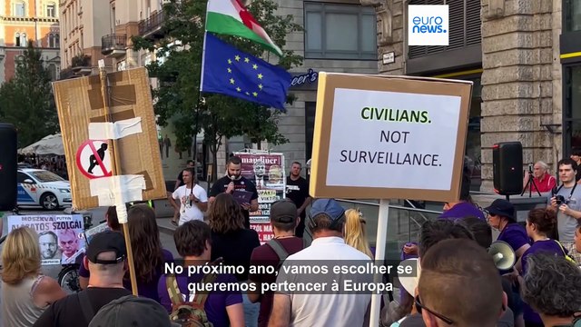 Centenas de pessoas juntam-se no centro de Budapeste para pedir demissão de Orbán