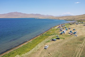 Kışın tamamen donan göl yaz sıcaklarında serin bir nefes oluyor