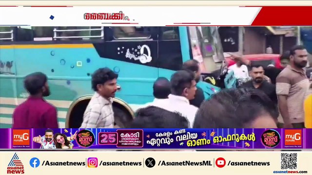 പാലക്കാട് ബൈക്കിനെ ഇടിച്ച് തെറിപ്പിച്ച് സ്വകാര്യ ബസിന്റെ മരണപ്പാച്ചിൽ; അപകടം ഓവർടേക്കിംഗിനിടെ