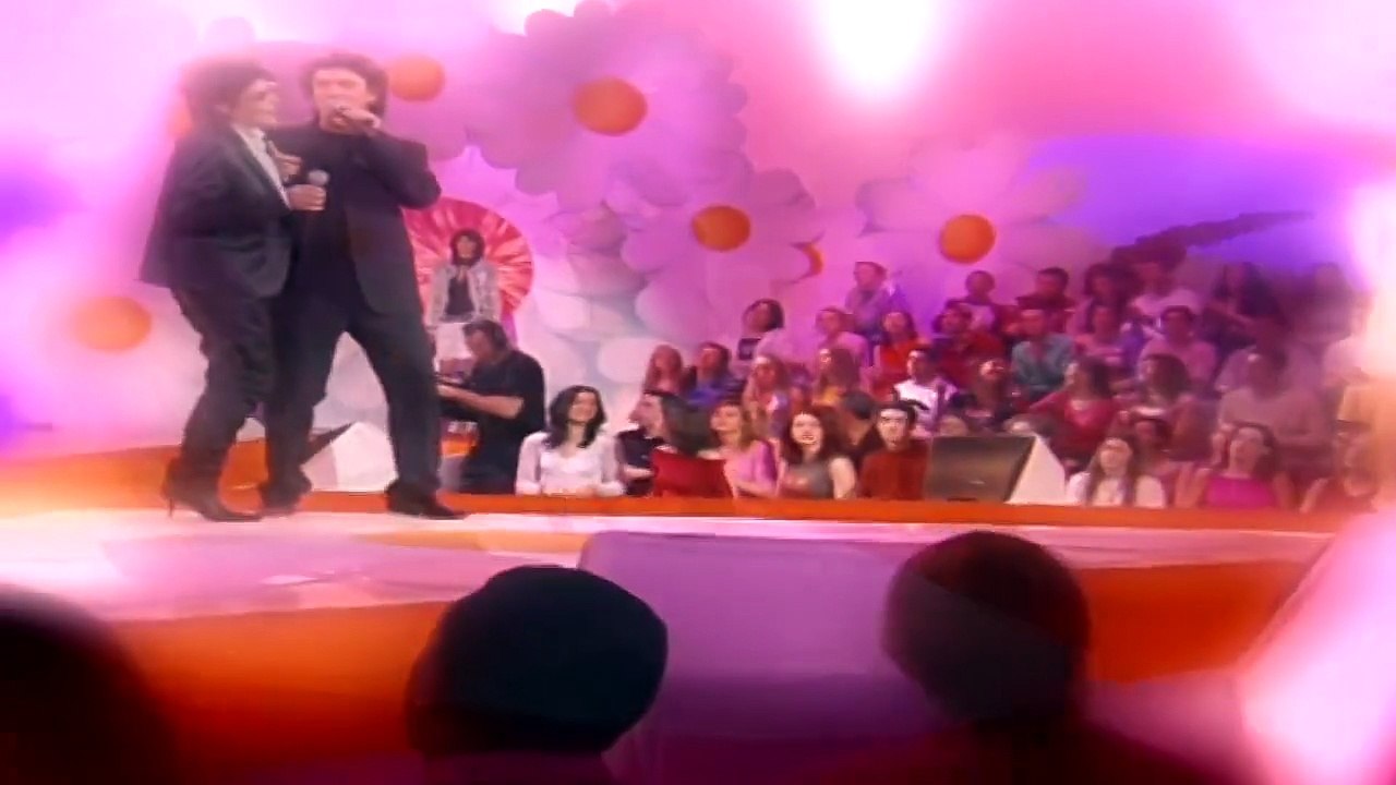 Dani et Marc Lavoine — “La vie en rose” — Dani et Marc Lavoine (E. Piaf / Louigy) | Chantons ensemble contre le Sida — © 2004 TF1 VIDEO