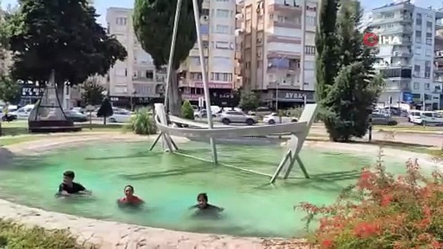 44 derecelik sıcaktan bunalan çocuklar süs havuzunda serinledi