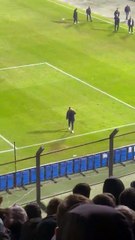 Costas sale al campo de juego para ver la situación de los hinchas