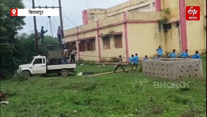 ऐसी है शिक्षा व्यवस्था, बिलासपुर में स्कूल समय के बीच ट्रांसफॉर्मर खींचते छात्र, VIDEO वायरल