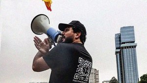 سياسي يتسلل إلى جزيرة محتلة بالحسيمة ويرفع أعلام إسبانيا