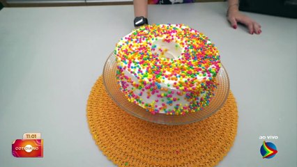 Reviva sua infância: como fazer o tradicional bolo com glacê dos anos 80