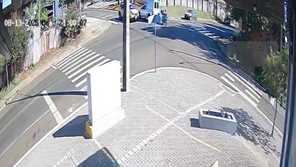 Acidente na Ipanema ocorreu bem em frente a viatura da Polícia Militar