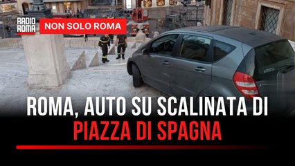 Roma, auto sulla scalinata di Trinità dei Monti: “Mi sono distratto con il navigatore”