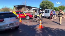Forte colisão entre carro e moto deixa casal ferido no Bairro Brasília, em Cascavel