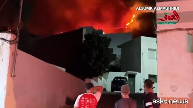 Vasto incendio nel Nord del Marocco, le fiamme avvolgono il bosco
