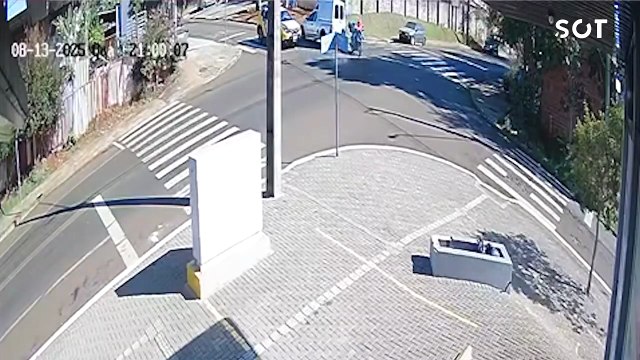 Câmera flagra acidente entre carro e moto que deixou casal ferido no Bairro Brasília, em Cascavel