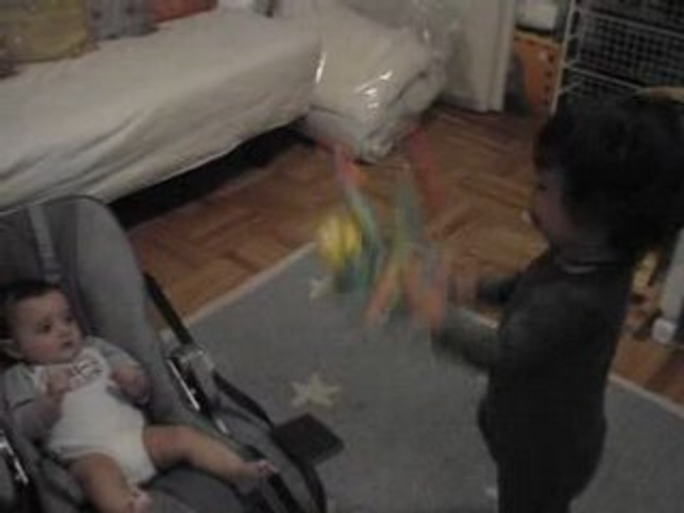 Alon fait rigoler Ethan