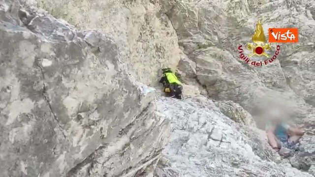 Due escursionisti rimangono bloccati sulla Cengia Trevisani: il video del salvataggio ad alta quota con l'elisoccorso