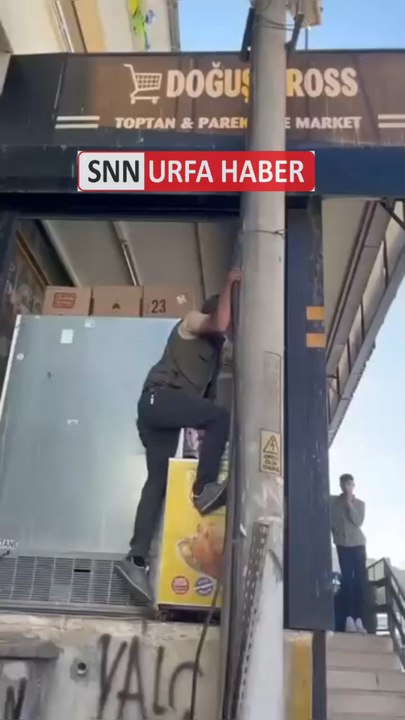 Şanlıurfa’nın Eyyübiye ilçesi Topdağı mahallesinde elektrik arızasını gidermek için direğe çıkan usta, akıma kapılarak metrelerce yükseklikten zemine düştü.
