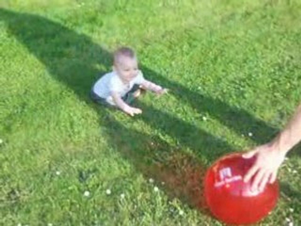 Bébé et son balon Lucien Barrière