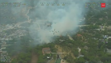 Bomberos trabajan en un incendio en Torrelodones