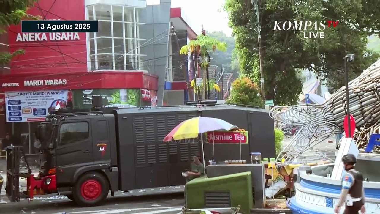 Demo Pati Memanas! Polisi Pukul Mundur Massa di Depan Kantor Bupati