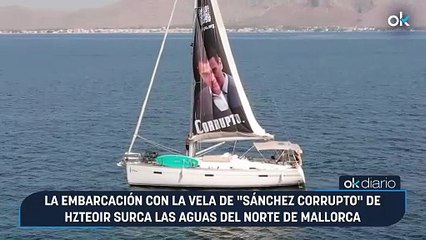La embarcación con la vela de "Sánchez corrupto" de HazteOir surca las aguas del norte de Mallorca
