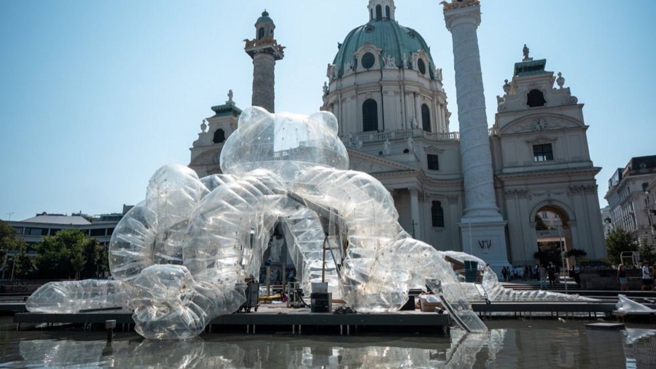 Riesige Oktopusskulptur am Karlsplatz aufgestellt