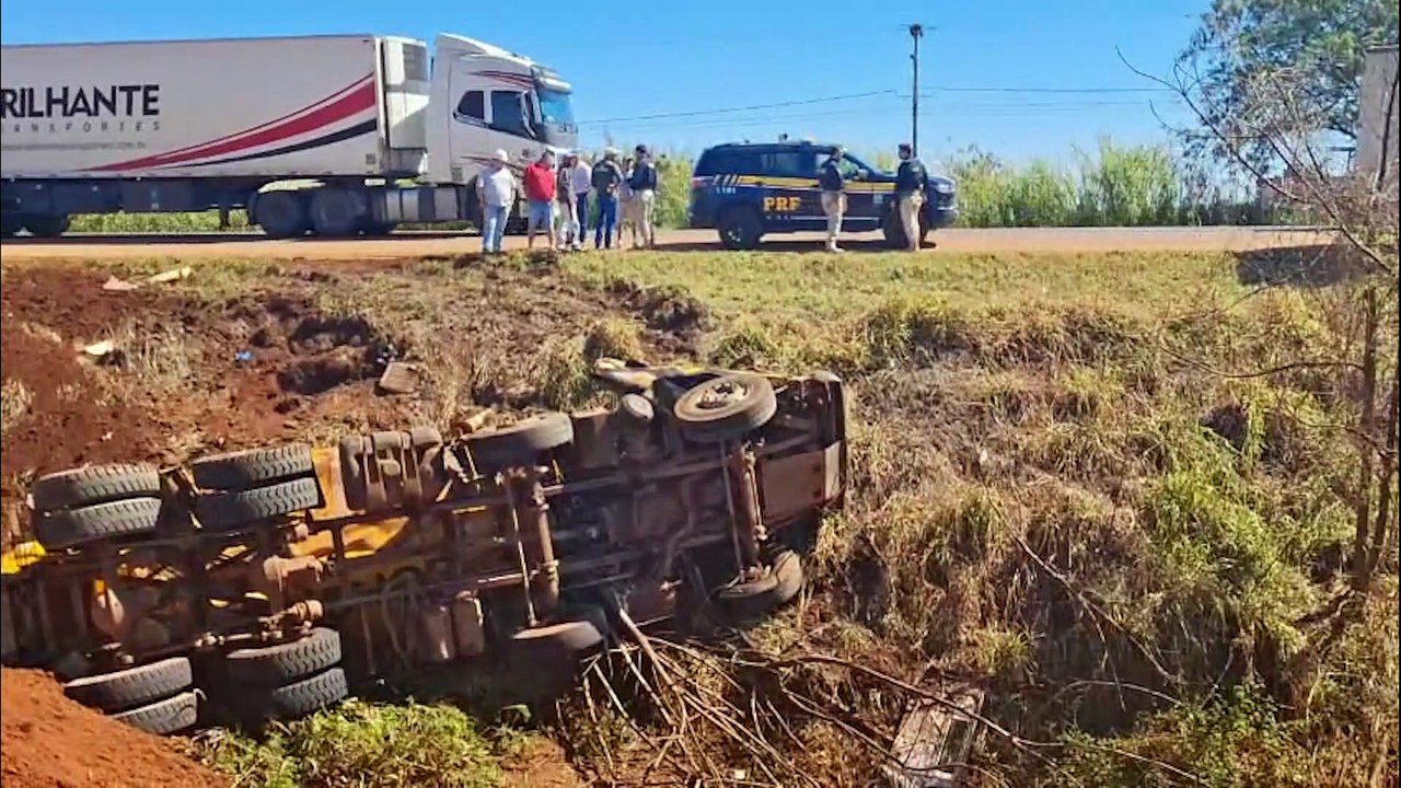 Caminhão de concreto fica destruído em acidente na BR-369 e motorista sai ileso