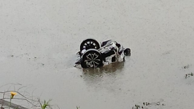 빗길 미끄러진 차량 도로 옆 호수로 추락...1명 사망 / YTN