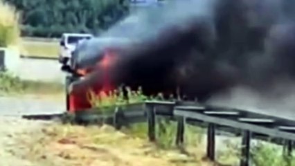 Otomobil alevlere teslim oldu