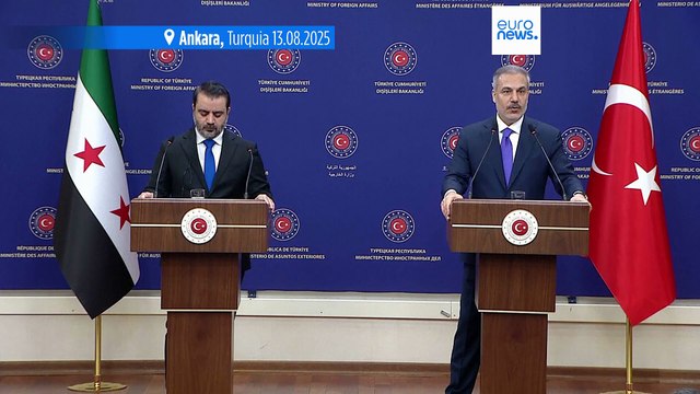 Israel e os combatentes curdos devem parar de desestabilizar a Síria, diz ministro turco Hakan Fidan