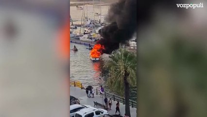 Las impresionantes imágenes de un barco ardiendo en el puerto de Punta Umbría