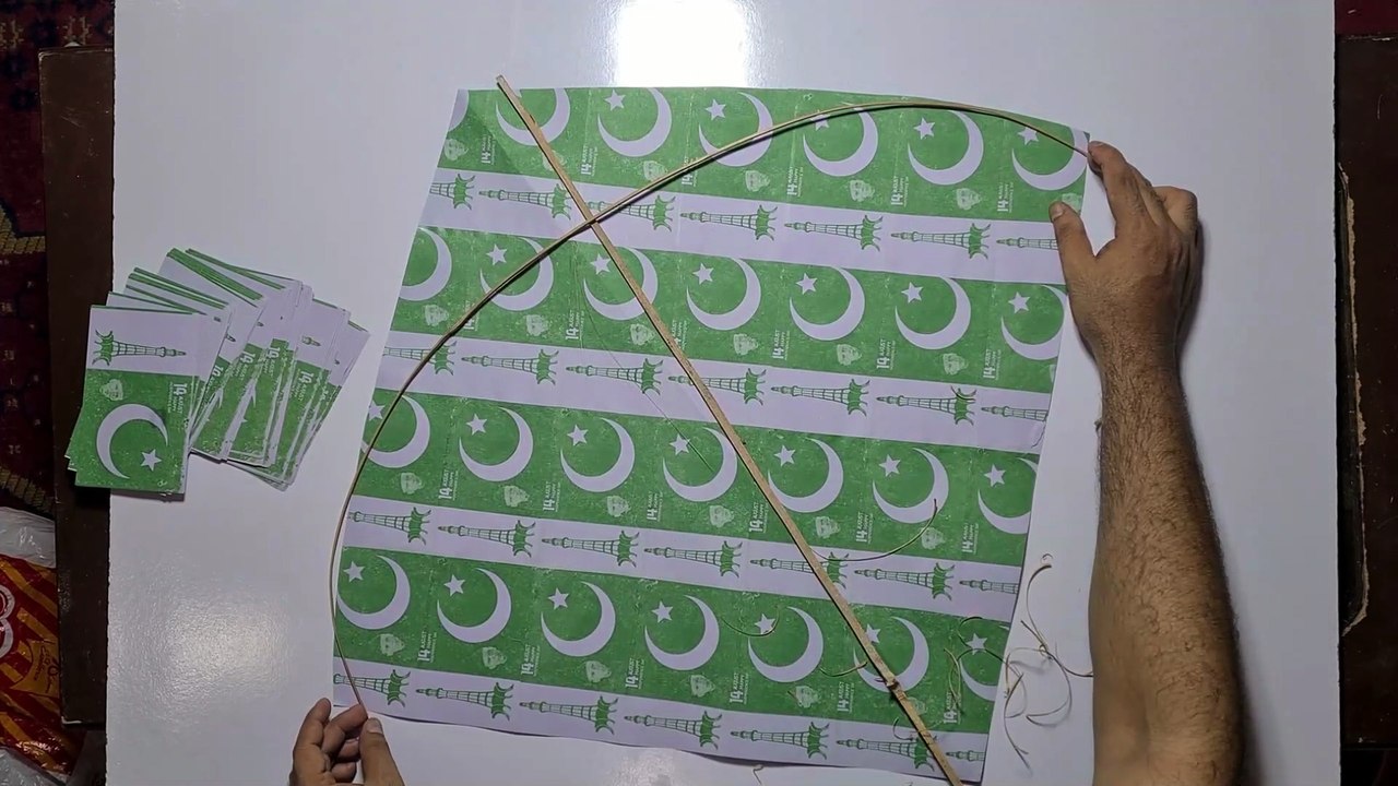 Pakistan flag kite making and flying 14 August Pakistan Flag tutorial - GolgappaY kites
