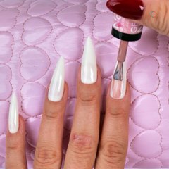 Create your own chic nail design at home 💅🏻