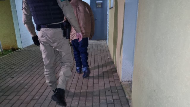 Homem é preso acusado de agredir companheira no Bairro Universitário