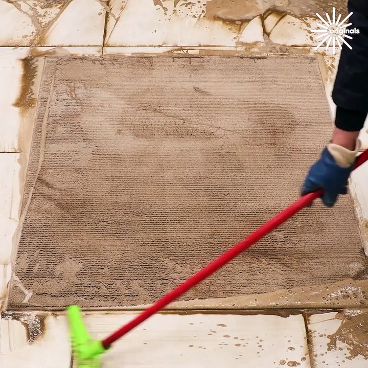 Satisfying ASMR cleaning of a dry muddy rug! 💧