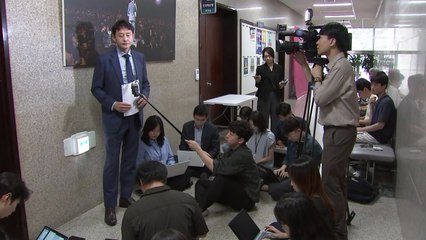 조국, 출소하며 대국민 인사..."합당 논의 없어" / YTN