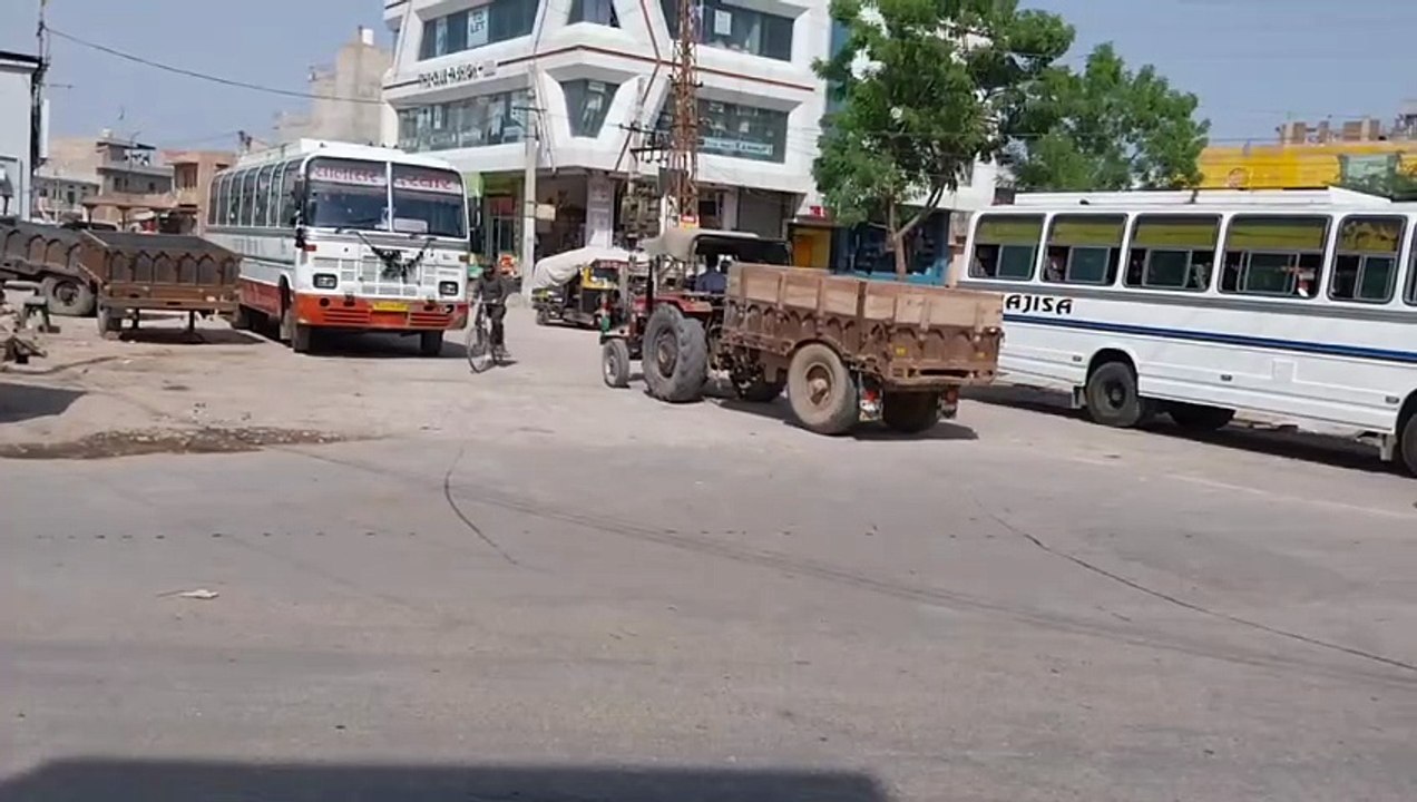 प्राइवेट बसों का रोडवेज बस स्टैंड के सामने व आस...