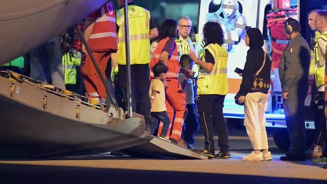 L'arrivo a Linate del volo militare con i bambini palestinesi feriti a Gaza