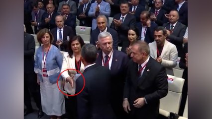 Özgür Özel’in, 10 Temmuz’da Özlem Çerçioğlu’nun elini sıkmadığı ortaya çıktı