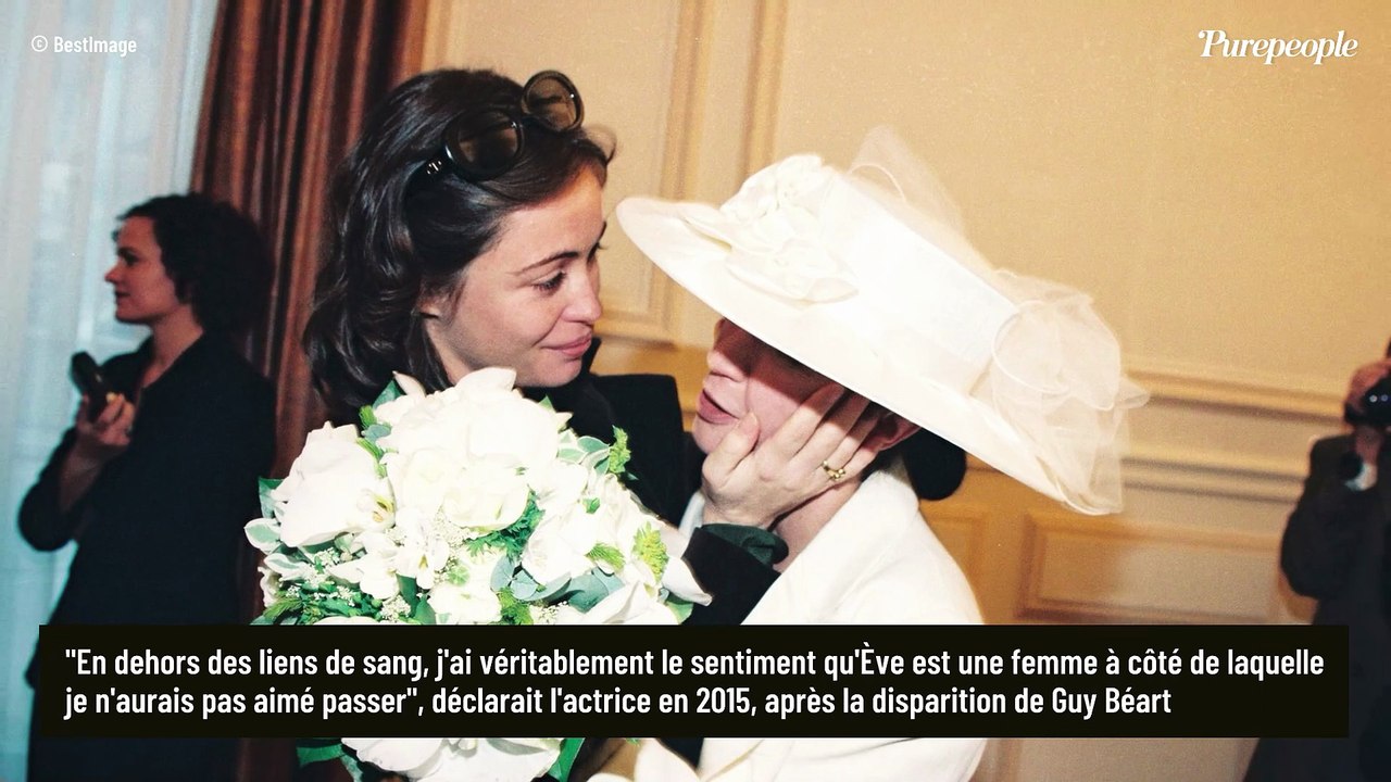 Emmanuelle Béart n'est pas le seule fille de Guy Béart : sa soeur Eve, qui n'a pas la même mère qu'elle, a choisi une trajectoire différente