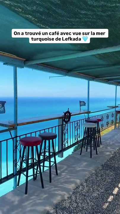On a trouvé le café avec la plus belle vue sur les eaux cristallines ✨☕