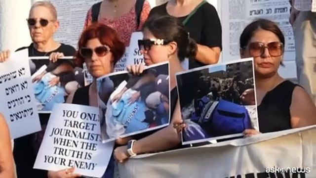 Giornalisti a Tel Aviv protestano per l'uccisione dei colleghi a Gaza