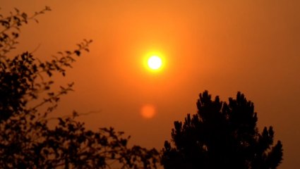 El humo de los incendios tiñe el cielo en El Bierzo