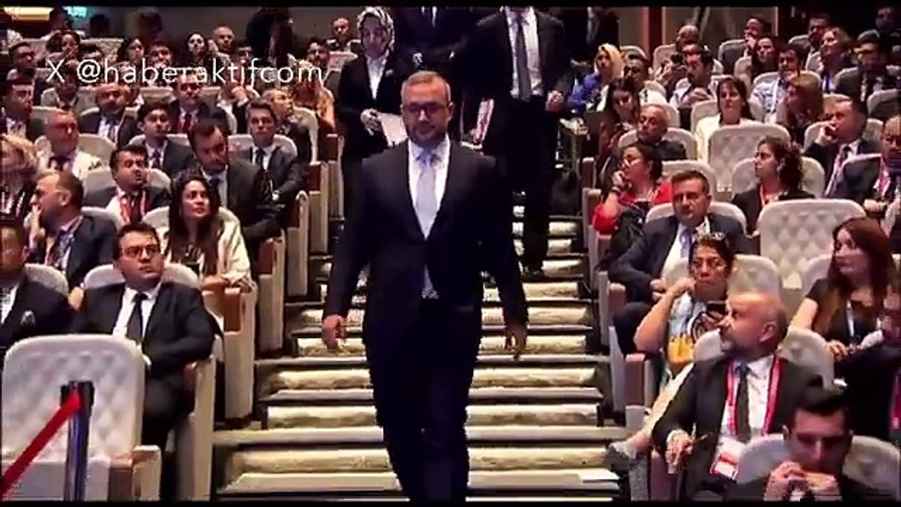 Merkez Bankası Başkanı Fatih Karahan ve yardımcıları, Enflasyon Raporu toplantısının yapıldığı salona girerken kurum çalışanları ayağa kalktı.
