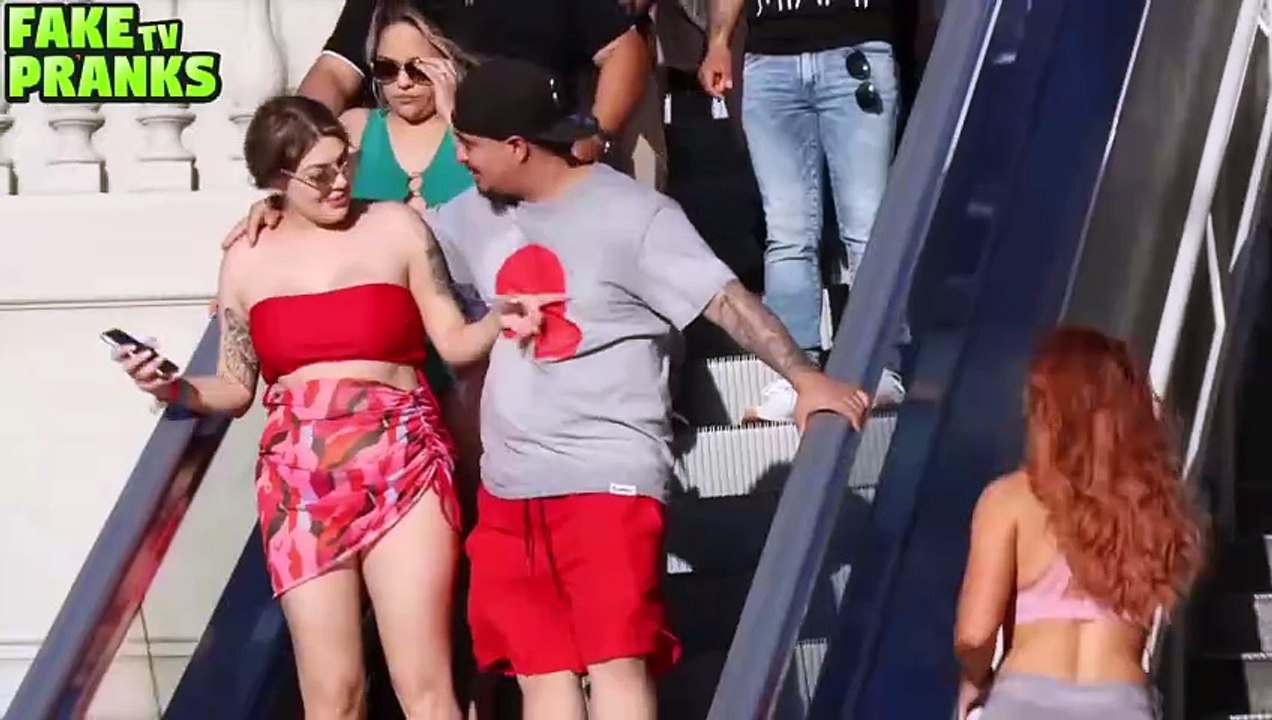 THE BEST ESCALATOR PRANKS 😂 COUPLES REACTIONS ❤
