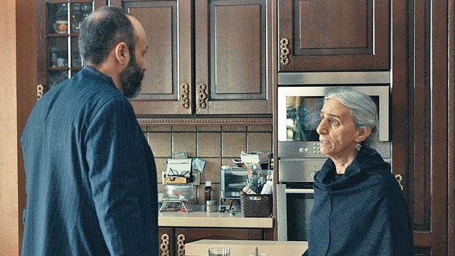 La Femme qui en savait trop EXTRAIT VO STFR Si elle m'obéit, elle aura la belle vie