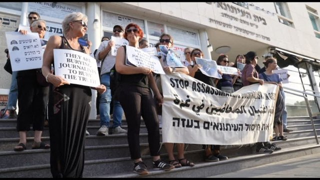 Giornalisti a Tel Aviv protestano per l'uccisione dei colleghi a Gaza