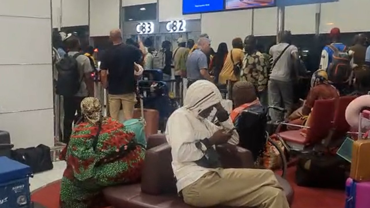 Le calvaire de 300 voyageurs d'Air Sénégal, bloqués pendant deux jours à Roissy